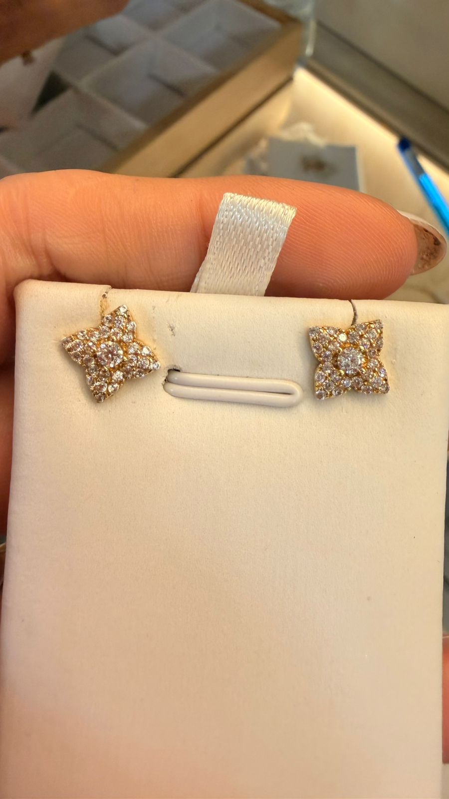 ARETES FLOR PIEDRA GOSHENITE 1.7G 18K